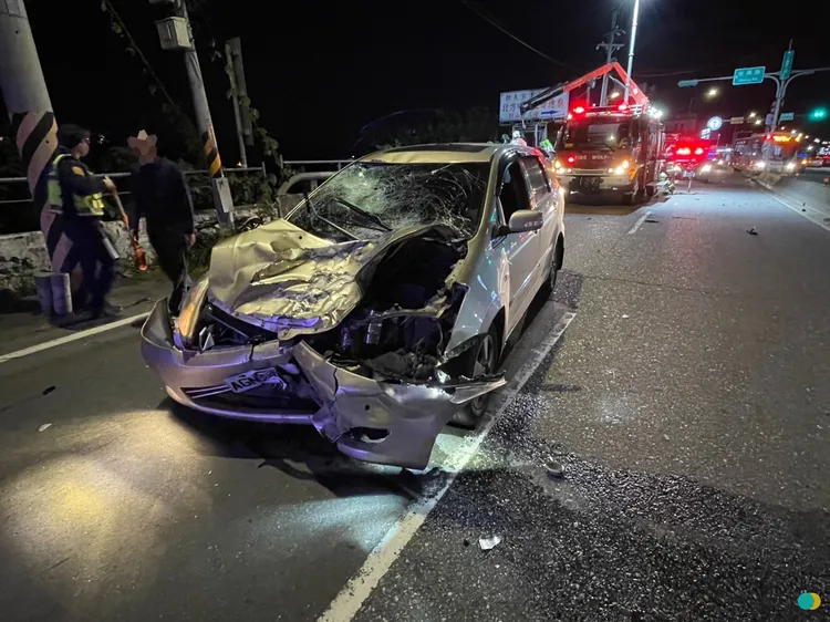 轎車車體嚴重毀損。翻攝畫面
