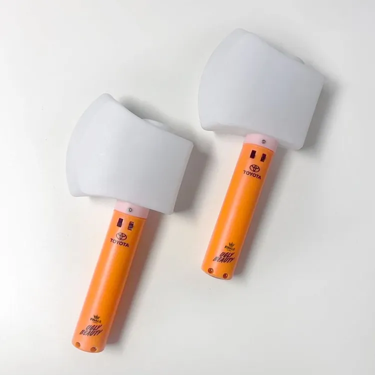 主辦單位也準備斧頭造型手燈送給歌迷。凌時差提供