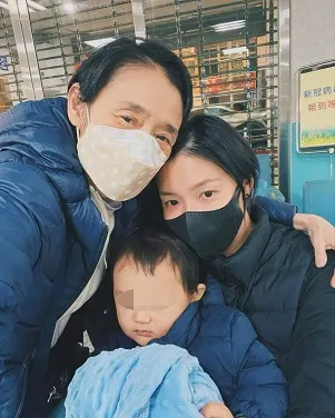 歐陽靖和媽媽譚艾珍、兒子一家三口在急診室度過平安夜。翻攝歐陽靖臉書