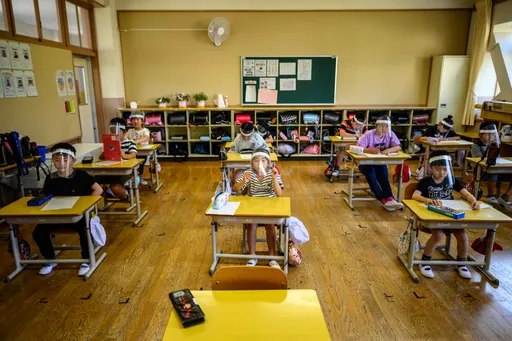 日本防疫微松绑 小学生吃午餐「可以这样做」