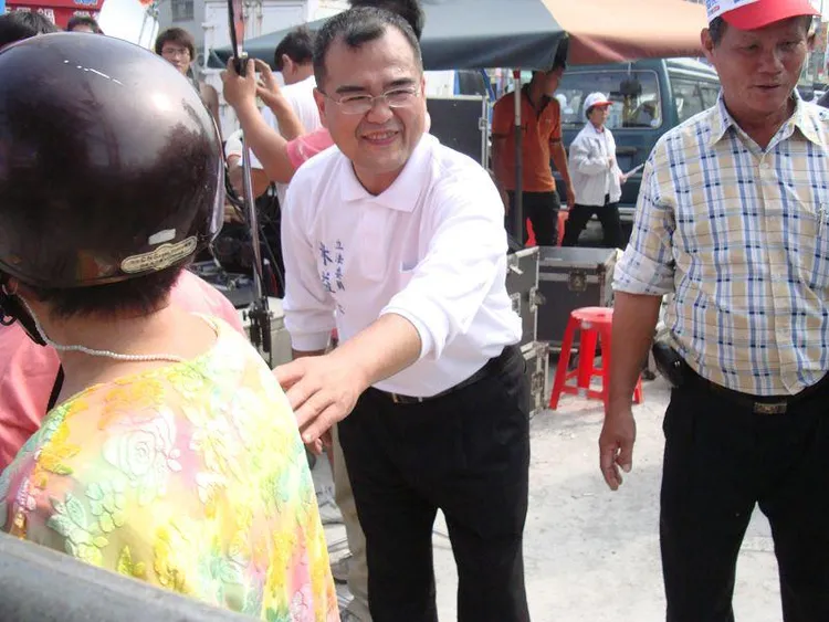 林益世過去相當風光，氣色也好。如今對比官司纏訟多年的他，再露面已是滿頭白髮，令人不勝唏噓。引自林益世臉書