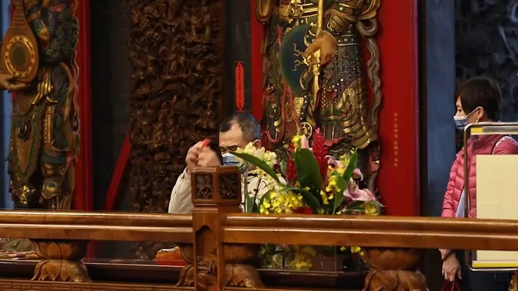 林益世擲筊，太太彭愛佳旁邊監督。讀者提供