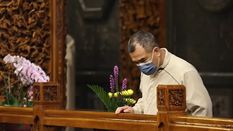 林益世和太太到廟宇拜拜，身形比起兩年前假釋出獄時，又豐腴不少。讀者提供