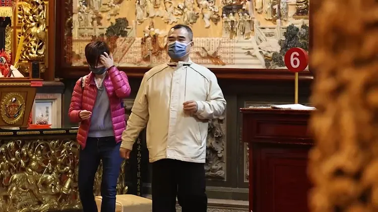 兩人離開時，彭愛佳看似還有點低調遮臉。讀者提供