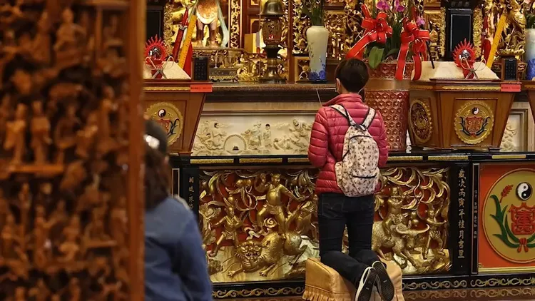 彭愛佳從頭到尾都很虔誠拜拜。讀者提供