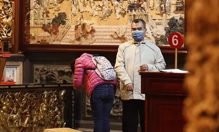 雖然林益世拜拜不怎麼認真，但至少從頭到尾都有跟著彭愛佳，體貼相陪，也算是表現不錯！讀者提供