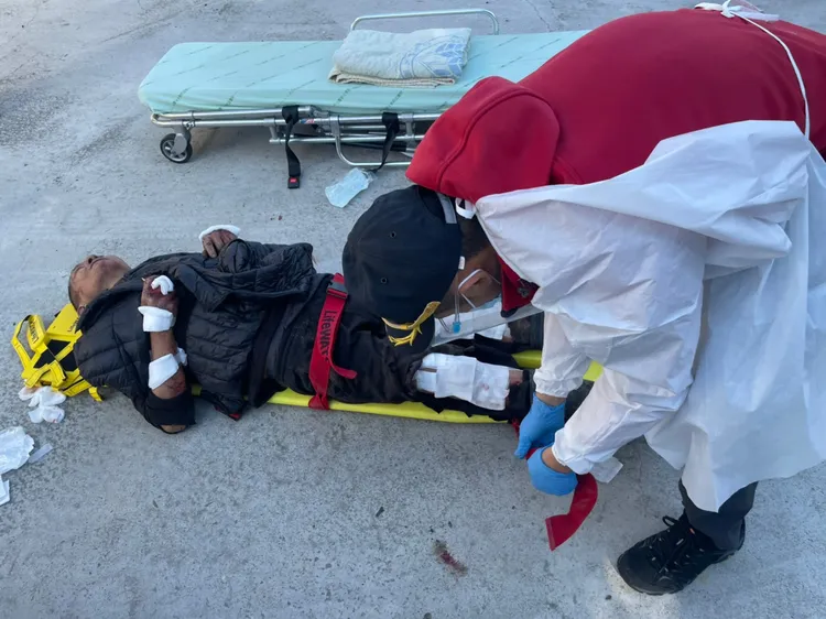 羅姓男子四肢多處被山豬撕咬。民眾提供