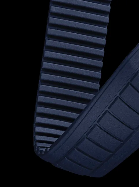 錶帶改裝深藍色，原版的格紋亦改以水平紋路取代。翻攝Artisans de Genève官網