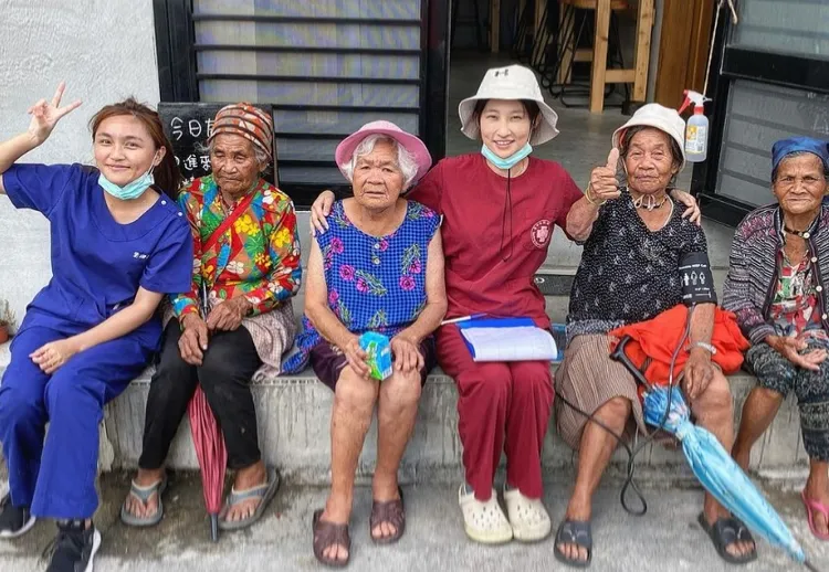 黃京葦隨巡迴醫療照顧蘭嶼鄉長輩。黃京葦提供