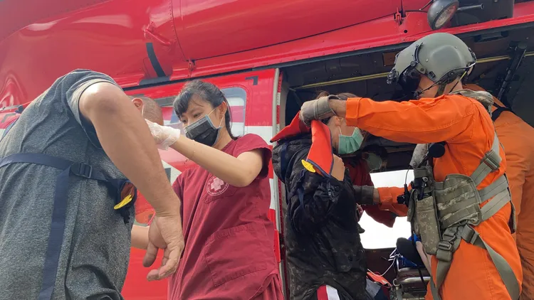 黃京葦（左一）的急診病人申請緊急醫療空中轉診，患者以直升機載返台灣治療。翻攝自嶼上急醫黃京葦臉書粉專