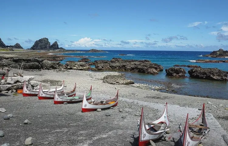 蘭嶼海岸多是礁岩。黃京葦提供