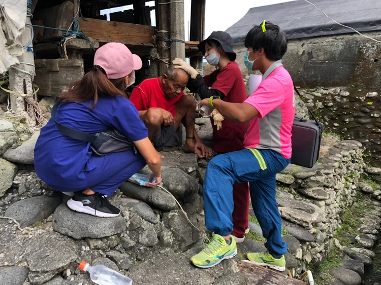 黃京葦為蘭嶼當地長輩巡診。黃京葦提供