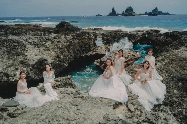 黃京葦與蘭嶼衛生所護理師閨密們拍攝一系列婚紗照留念。黃京葦提供