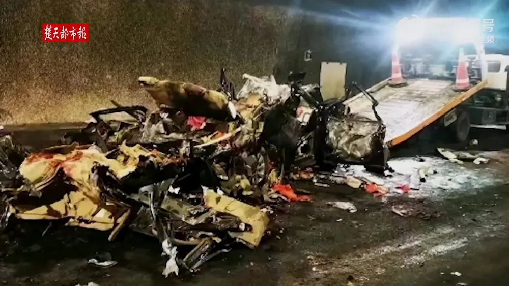 轎車被拖走。翻攝自《楚天都市報》