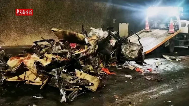 轎車被拖走。翻攝自《楚天都市報》