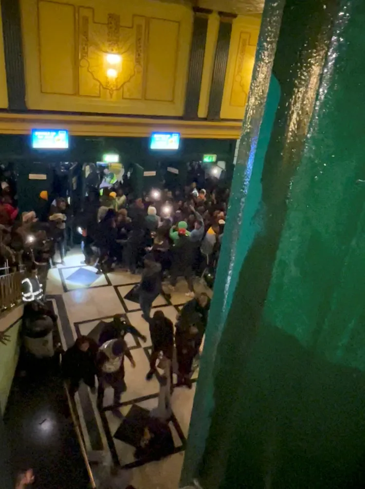 15日晚有多達3000人衝進演唱會會場。路透社/@ellaleox推特