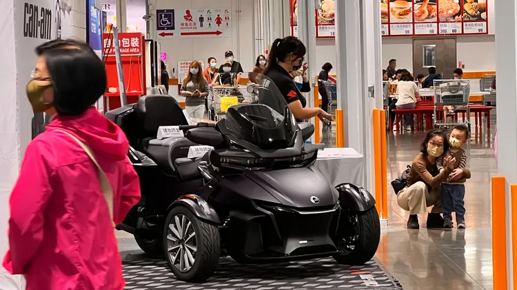 售價176萬7999元的三輪重機車，就放在好市多大順店入口最顯眼處。讀者提供