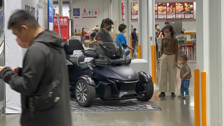 售價176萬7999元的三輪重機車，就放在好市多大順店入口最顯眼處。讀者提供