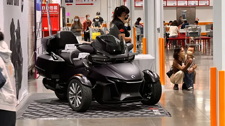 售價176萬7999元的三輪重機車，就放在好市多大順店入口最顯眼處。讀者提供