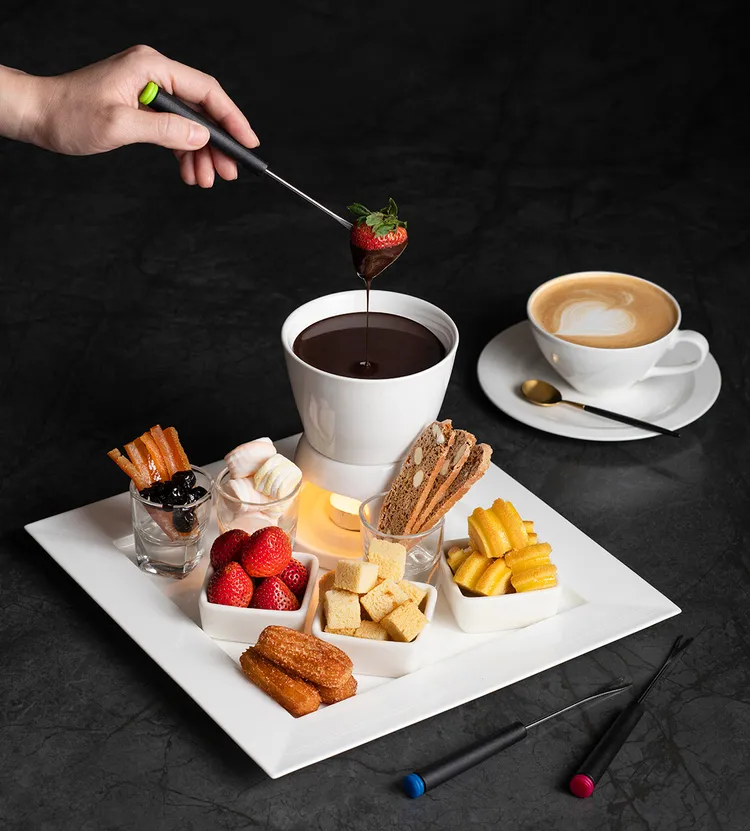 台北遠東香格里拉大廳茶軒「幸福巧克力鍋」每組788元。業者提供