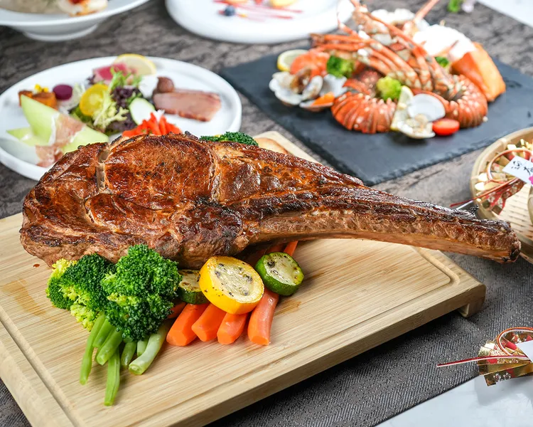 若是四人同行，可選擇火烤戰斧牛排，重約1.5公斤，肉豐脂腴份量豪氣。業者提供。