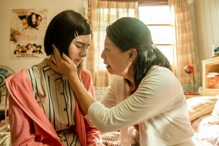 丁寧（右）劇中飾演性侵受害者的母親。Netflix提供