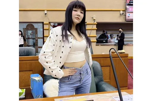 田慎節議場「爆乳JoJo立」 名牌落落長一串!只有這個最短