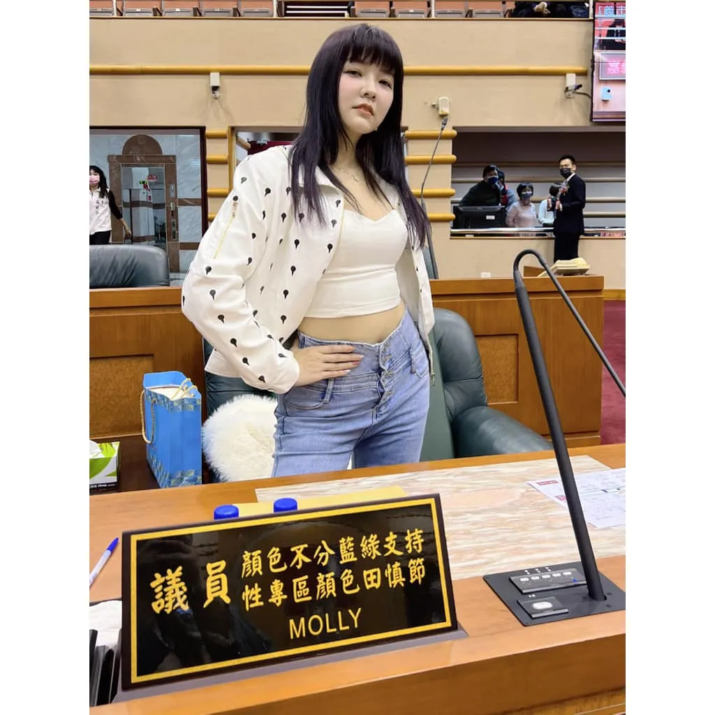 不管是姿势还是名牌都相当吸睛。翻摄脸书/Molly 翎熹