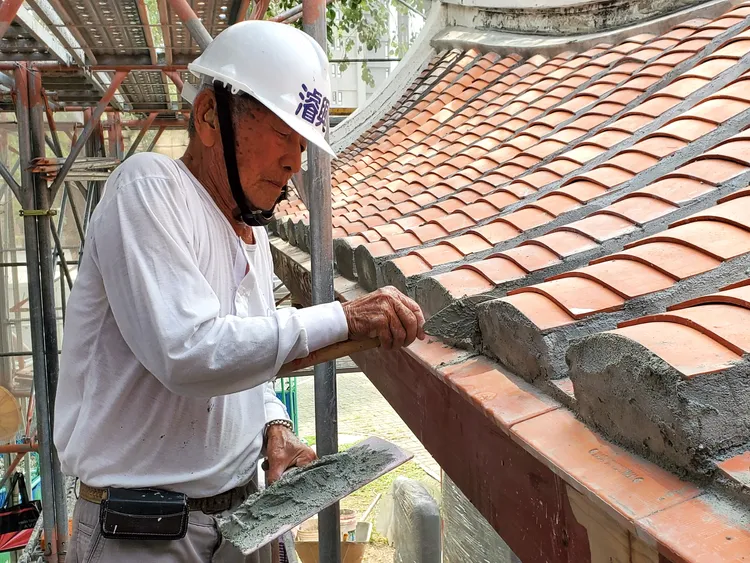 蘇清良修飾瓦槽頭。高史博提供