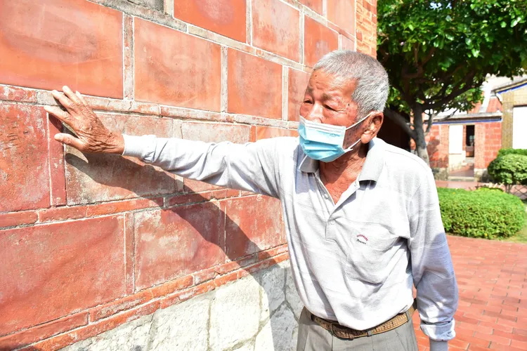 蘇清良於高雄鳳儀書院解說修繕工項。高史博提供