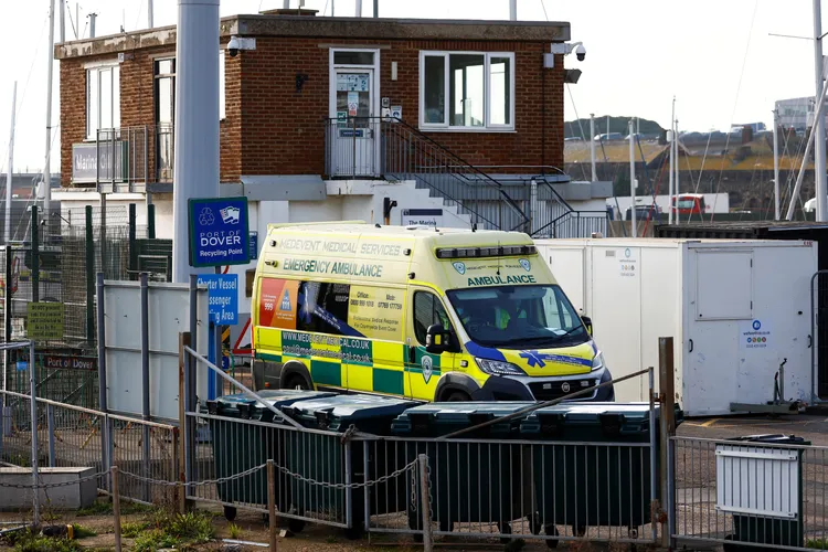 支援船難救難行動的救護車駛離多佛碼頭。路透社