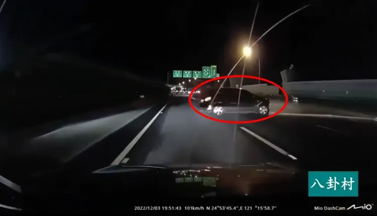 一輛轎車失速打滑由外側車道衝到內側車道，導致王男閃避不及，當場攔腰追撞上。翻攝自《八卦村 - 行車紀錄器影片上傳中心》