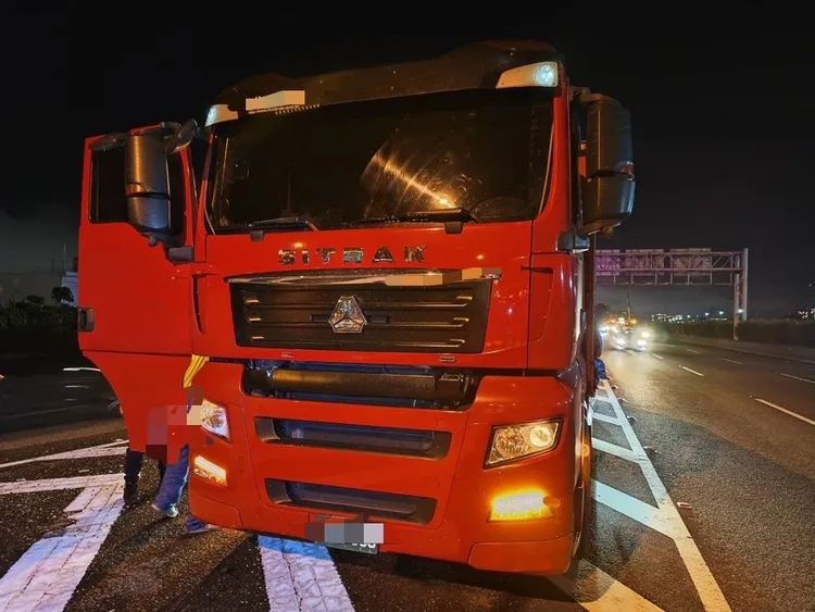 余男駕駛營業大貨車，行經國道3號南向62.3公里時，疑似變換車道不當，擦撞由呂女駕駛的轎車。翻攝畫面