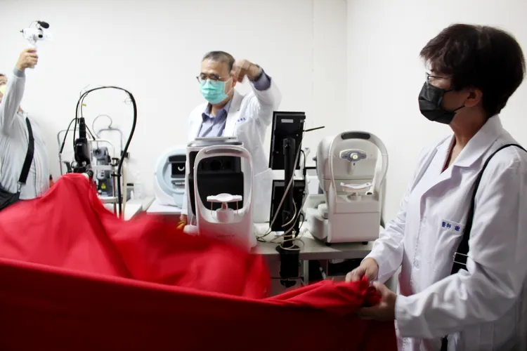 典暉科技捐贈300萬購買的黃光視網膜雷射與光學生物測量儀，將造福台東罹患白內障與青光眼的病人。部東醫院提供