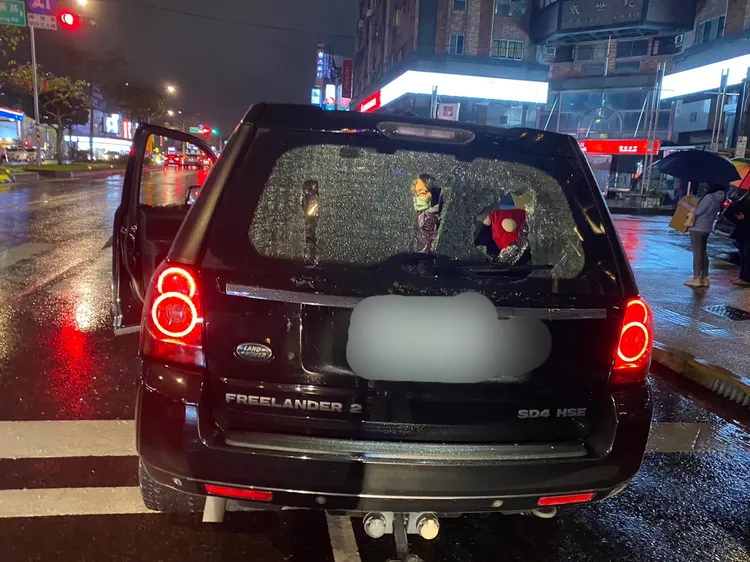 被害人座車遭賴男持板手砸破車窗。翻攝畫面