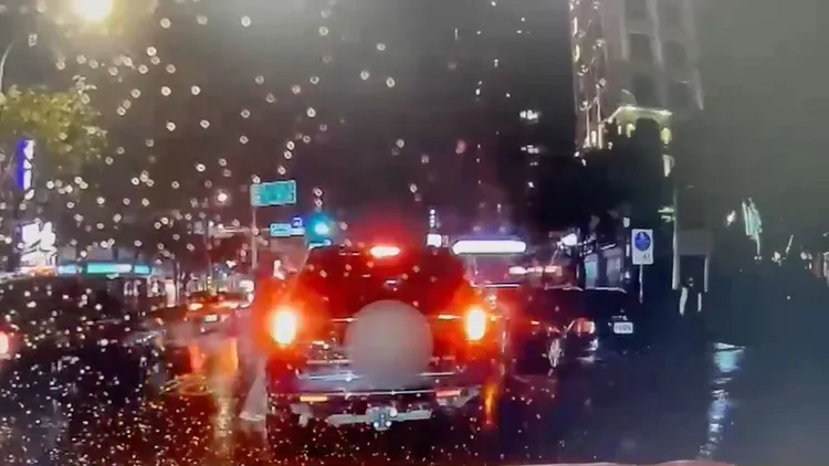 車禍發生後，賴男（左車旁）持板手攻擊對方車輛。翻攝畫面