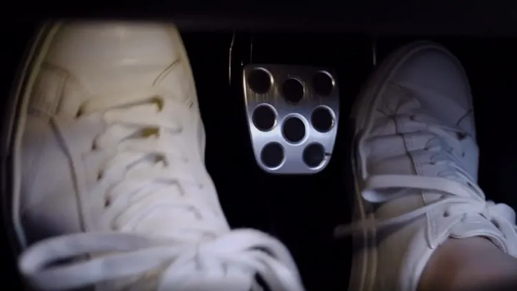 不同於我們常見的手自排變速箱，這電動車的手排系統力求高度擬真，連離合器踏板都附上，操作不慎還可能會造成頓挫熄火。原廠影片截圖