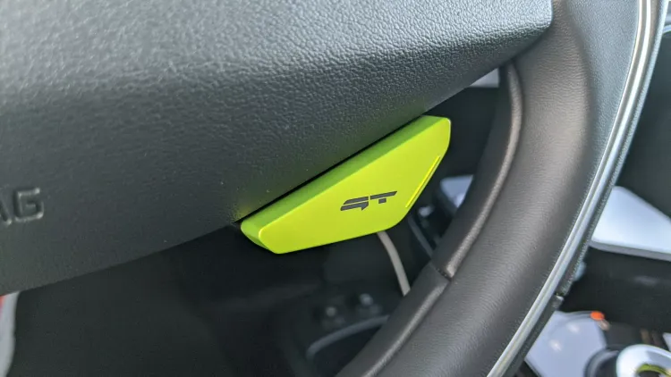 按下方向盤上的螢光色「GT」按鈕，車輛就會進入到576匹的最緊繃模式。引自Carscoops網站