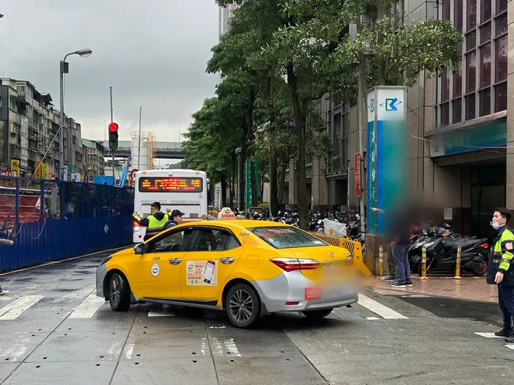 公車拋錨卡在路中間。警方提供