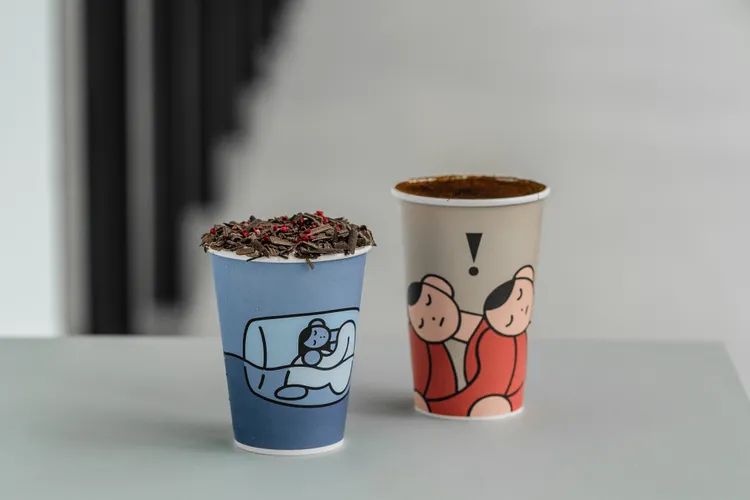 抱抱男、瓶中沉思女孩咖啡杯。業者提供