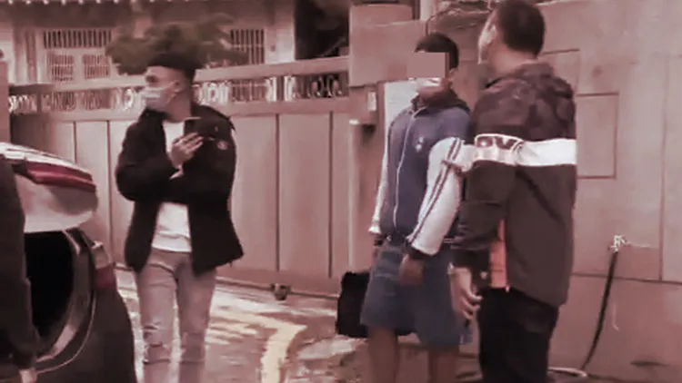 羅姓被害放學途中被5人圍住霸凌、打後腦勺。（照片經變色處理）翻攝臉書「爆料公社」