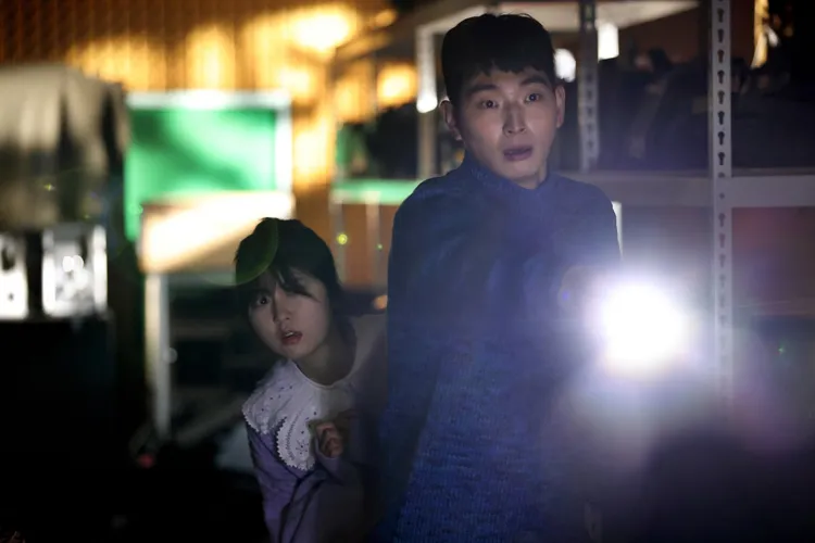 鄭珍雲（右）片中有靈異體質，看得到鬼怪安瑞賢。車庫娛樂提供