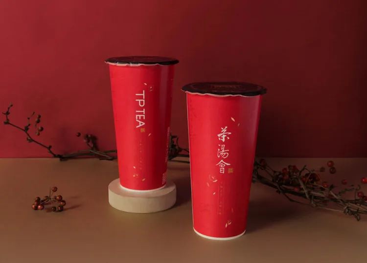 茶湯會飲料杯換新裝，以喜氣紅色加上金茶花設計迎接春節。業者提供
