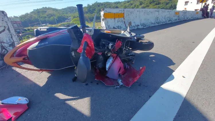 機車的車頭猛烈衝撞電桿凹折，車尾並無被追撞痕跡。楊永盛攝