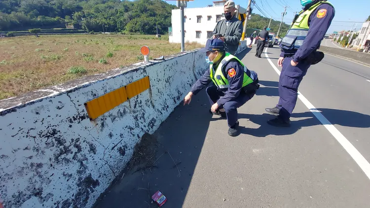 警方在護欄上發現機車擦撞痕跡。楊永盛攝