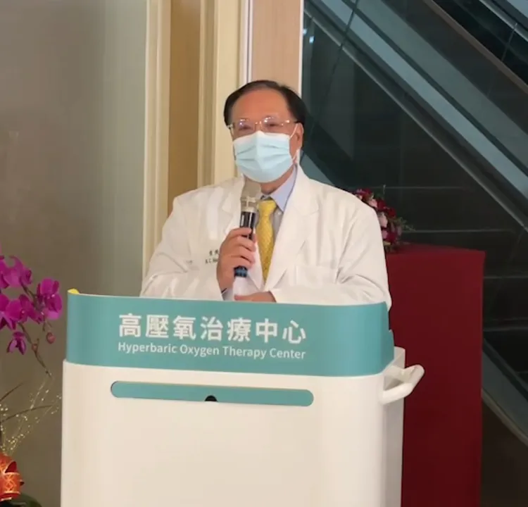 亞大醫院副院長黃揆洲表示，患者可在高壓氧治療艙內吸到平常空氣中8至15倍的氧氣。亞大醫院提供