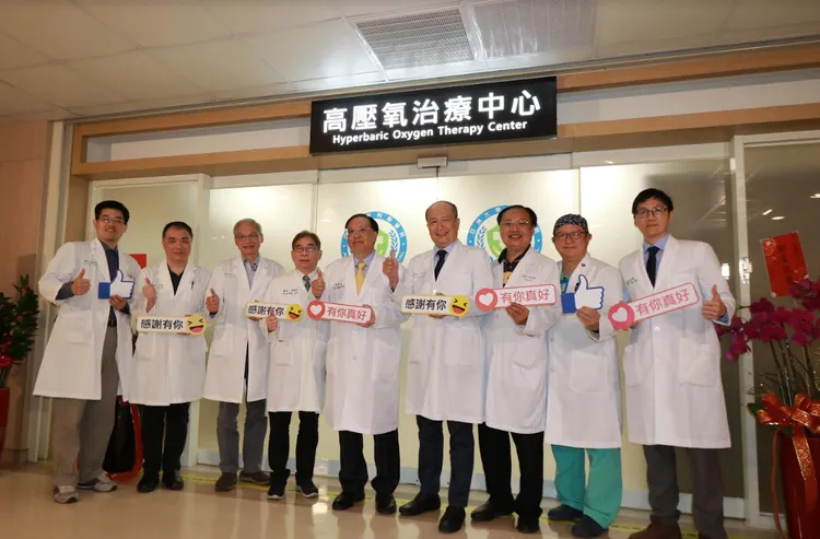 亞大醫院高壓氧治療中心成立，未來對於腦傷、突發性耳聾以及傷口癒合患者都有所助益。亞大醫院提供