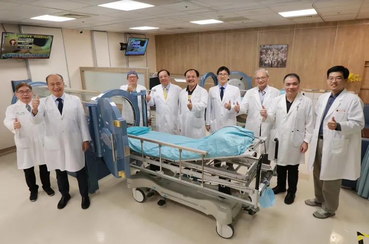 亞大醫院日前引進2台單人高壓氧治療機，並於12月26日成立高壓氧治療中心。亞大醫院提供