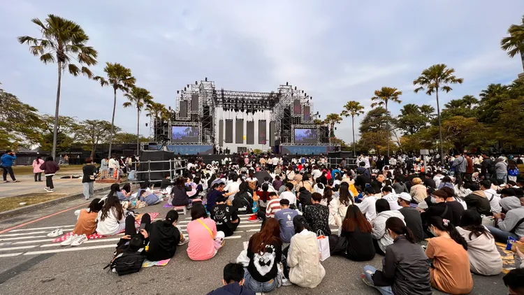 下午四點多，高雄夢時代跨年晚會現場已湧進數千人。侯昌騰攝