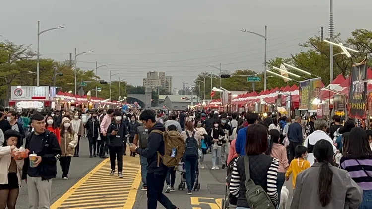 高雄夢時代跨年晚會周遭湧進許多攤販。侯昌騰攝